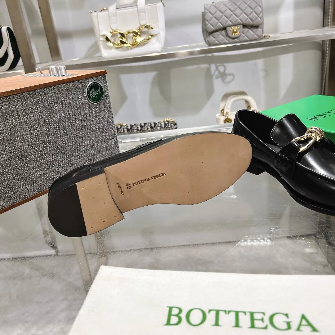 [BV] Top P: 860💰 Size: Female 35-39 (Female 40 custom-made) Male 39-44 (38.45 non-refundable) Bottega Veneta 2025 Autumn and Winter counter style! Small round toe loafers! Imported leather outsole! Imported open edge beaded cowhide! Solid color Niuli!